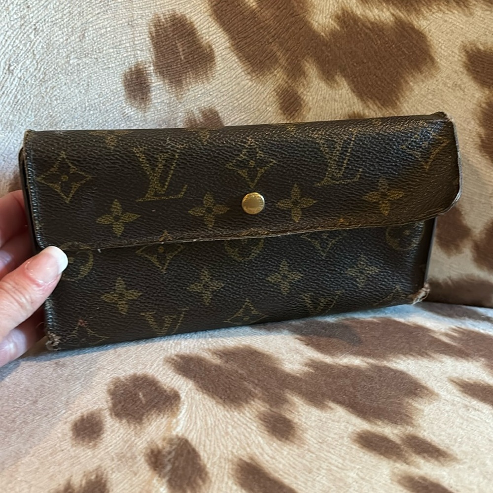 Louis Vuitton Vintage wallet condition as seen in photo 100 authenticity